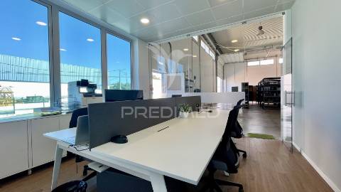 Armazém premium com escritórios modernos | 1.000m² | seixal