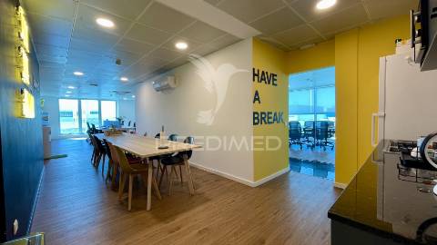 Armazém premium com escritórios modernos | 1.000m² | seixal