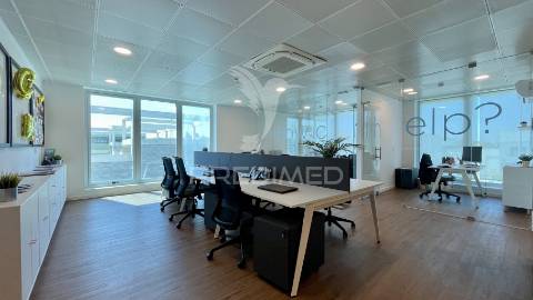 Armazém premium com escritórios modernos | 1.000m² | seixal