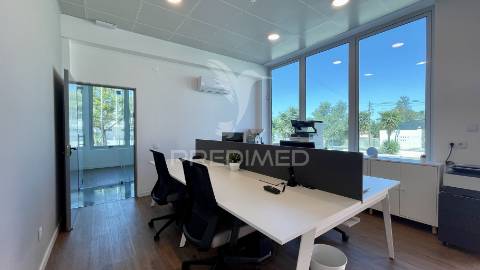 Armazém premium com escritórios modernos | 1.000m² | seixal