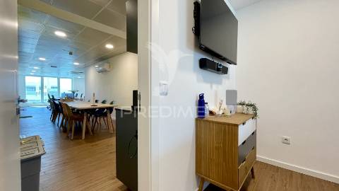 Armazém premium com escritórios modernos | 1.000m² | seixal