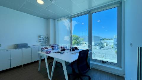 Armazém premium com escritórios modernos | 1.000m² | seixal