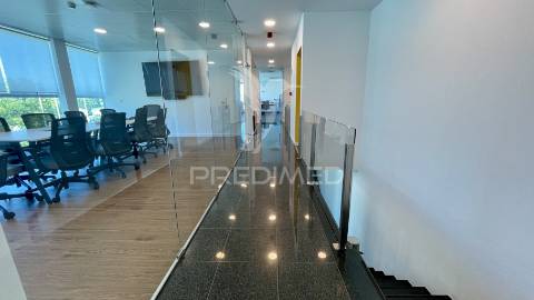 Armazém premium com escritórios modernos | 1.000m² | seixal