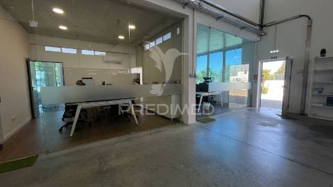 Armazém premium com escritórios modernos | 1.000m² | seixal