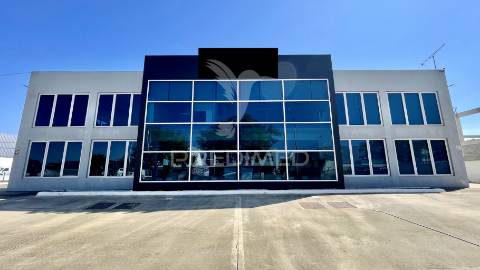 Armazém premium com escritórios modernos | 1.000m² | seixal