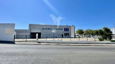 Armazém premium com escritórios modernos | 1.000m² | seixal