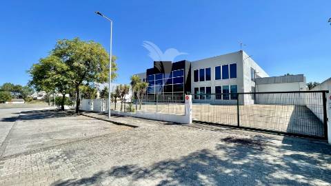 Armazém premium com escritórios modernos | 1.000m² | seixal