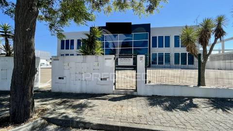 Armazém premium com escritórios modernos | 1.000m² | seixal