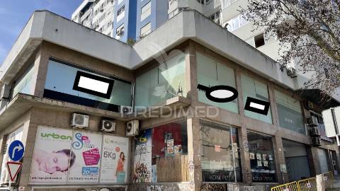 Loja de 200m² no centro de almada | excelente visibilidade comercial