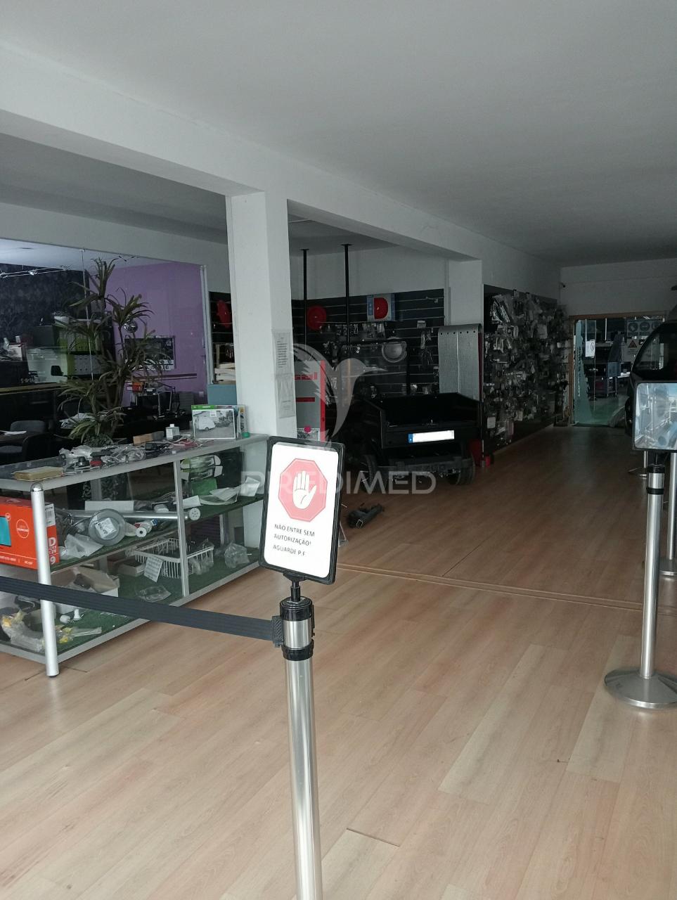 Pavilhão para espaço comercial - leiria