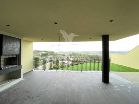 Moradia v3 geminada, santo amaro, ourém