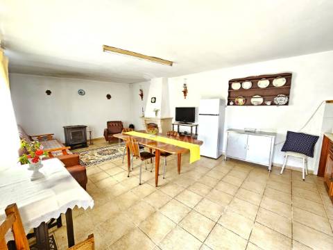 Moradia t4 com quintal no lombador, castro verde