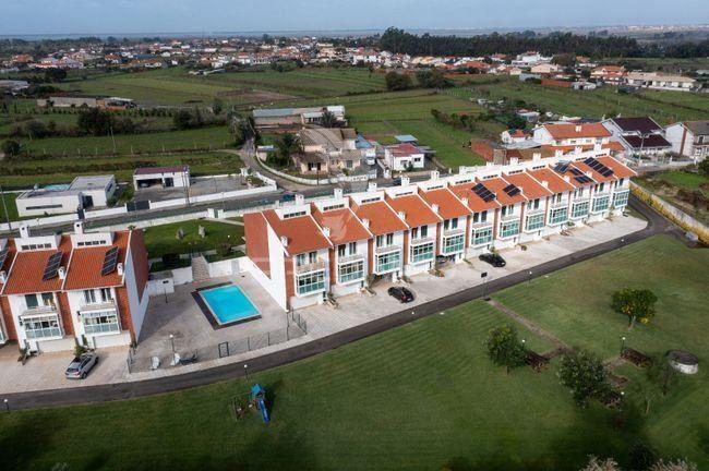 Moradia t4 em banda com piscina e jardim | sarrazola - cacia