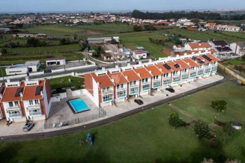 Moradia t4 em banda com piscina e jardim | sarrazola - cacia