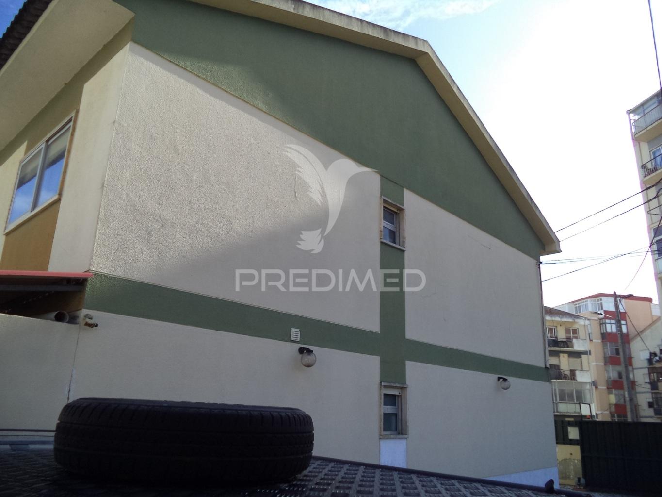 Moradia t5 cruz de pau junto as piscinas amora