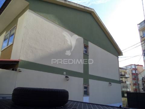 Moradia t5 cruz de pau junto as piscinas amora