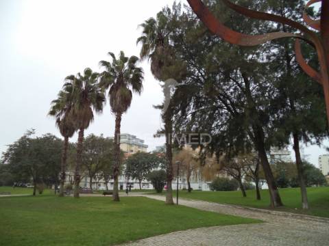 Moradia t5 cruz de pau junto as piscinas amora