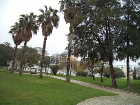Moradia t5 cruz de pau junto as piscinas amora