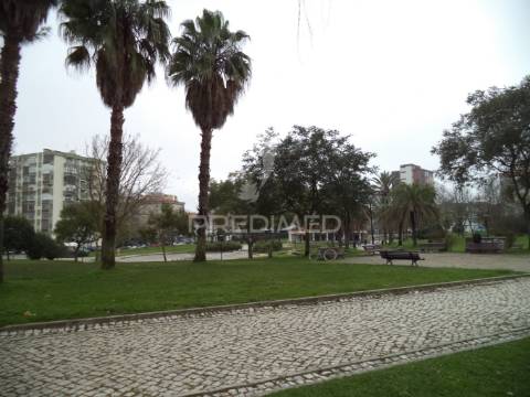 Moradia t5 cruz de pau junto as piscinas amora