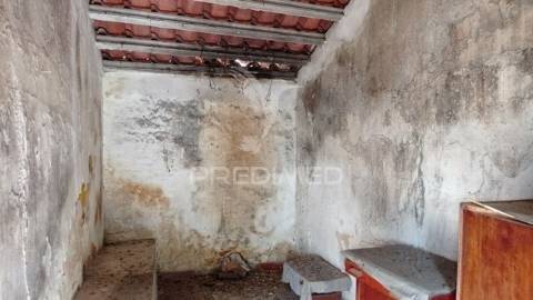 Casa e lote para construção.