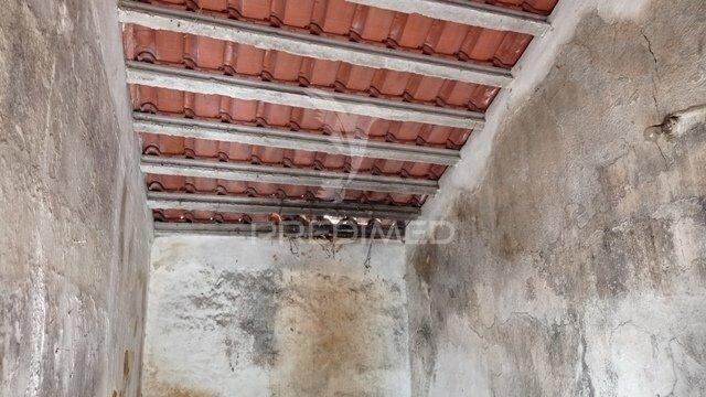 Casa e lote para construção.