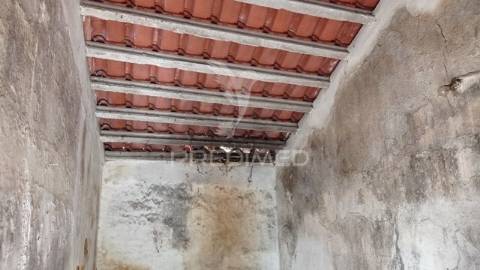 Casa e lote para construção.