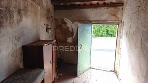 Casa e lote para construção.