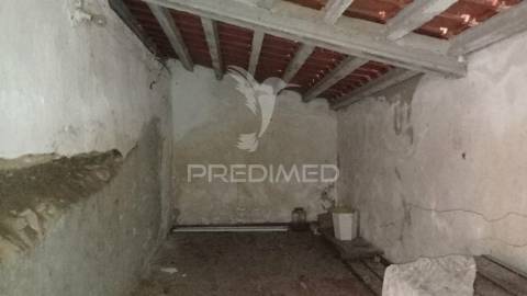 Casa e lote para construção.