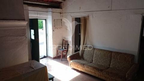 Casa e lote para construção.