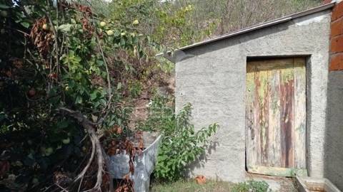 Casa e lote para construção.