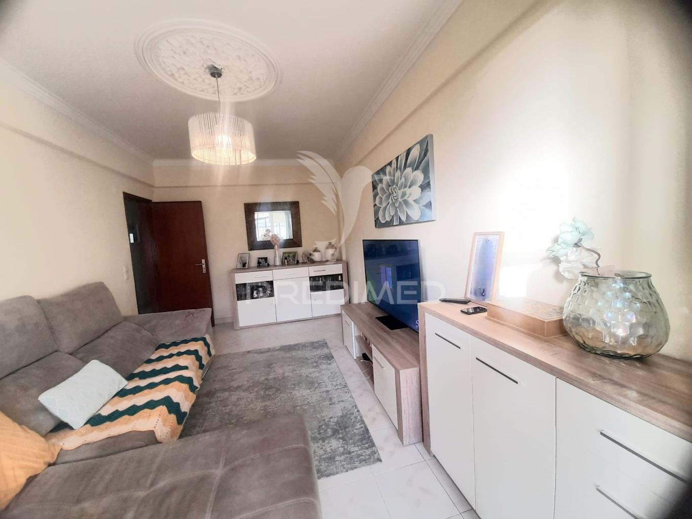 Apartamento t3 remodelado com arrecadação ,corroios.