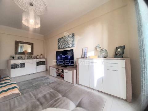 Apartamento t3 remodelado com arrecadação ,corroios.
