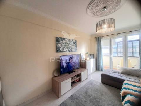Apartamento t3 remodelado com arrecadação ,corroios.
