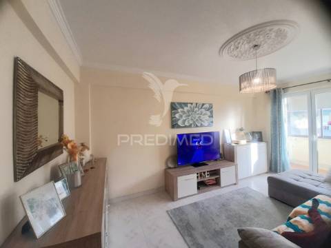 Apartamento t3 remodelado com arrecadação ,corroios.