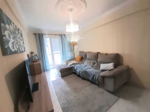 Apartamento t3 remodelado com arrecadação ,corroios.