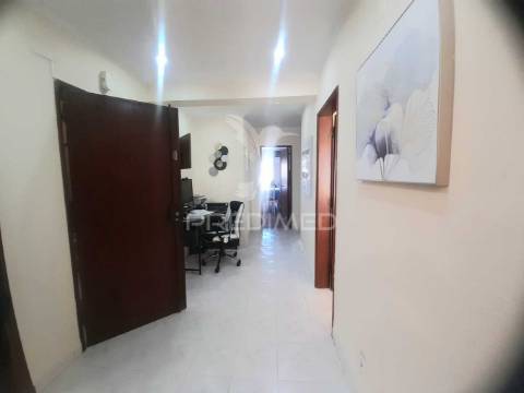 Apartamento t3 remodelado com arrecadação ,corroios.