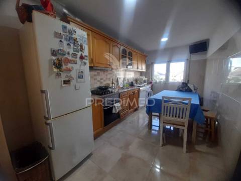 Apartamento t3 remodelado com arrecadação ,corroios.