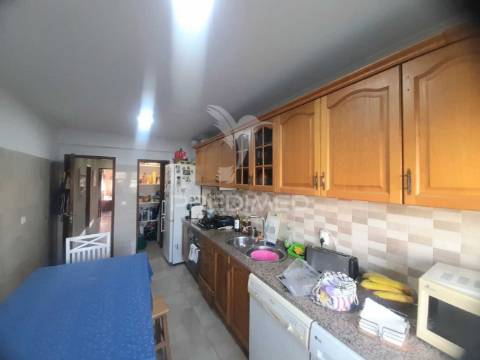 Apartamento t3 remodelado com arrecadação ,corroios.