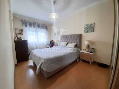 Apartamento t3 remodelado com arrecadação ,corroios.
