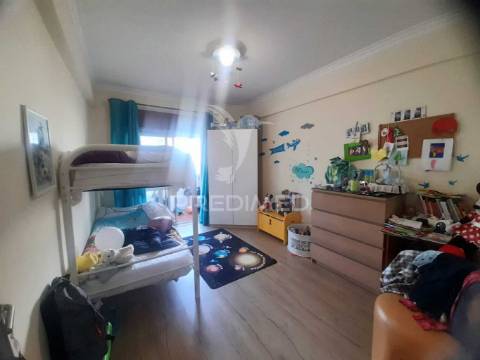 Apartamento t3 remodelado com arrecadação ,corroios.
