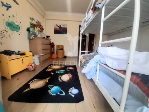 Apartamento t3 remodelado com arrecadação ,corroios.