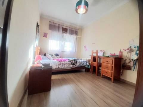 Apartamento t3 remodelado com arrecadação ,corroios.