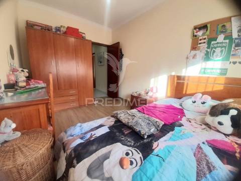 Apartamento t3 remodelado com arrecadação ,corroios.