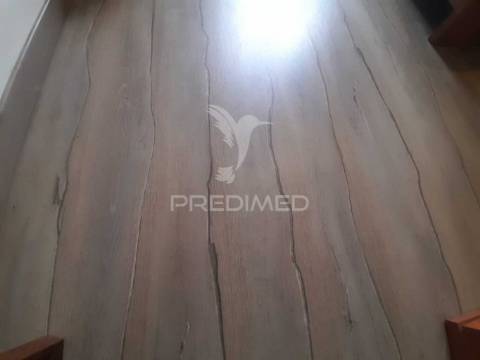 Apartamento t3 remodelado com arrecadação ,corroios.