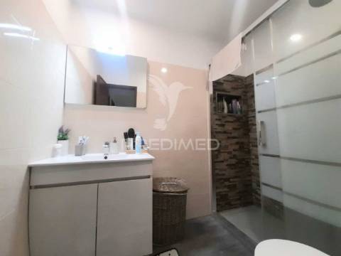 Apartamento t3 remodelado com arrecadação ,corroios.