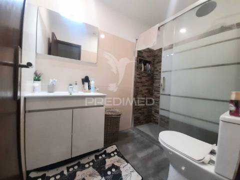 Apartamento t3 remodelado com arrecadação ,corroios.