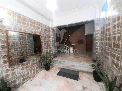 Apartamento t3 remodelado com arrecadação ,corroios.