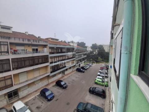 Apartamento t3 remodelado com arrecadação ,corroios.