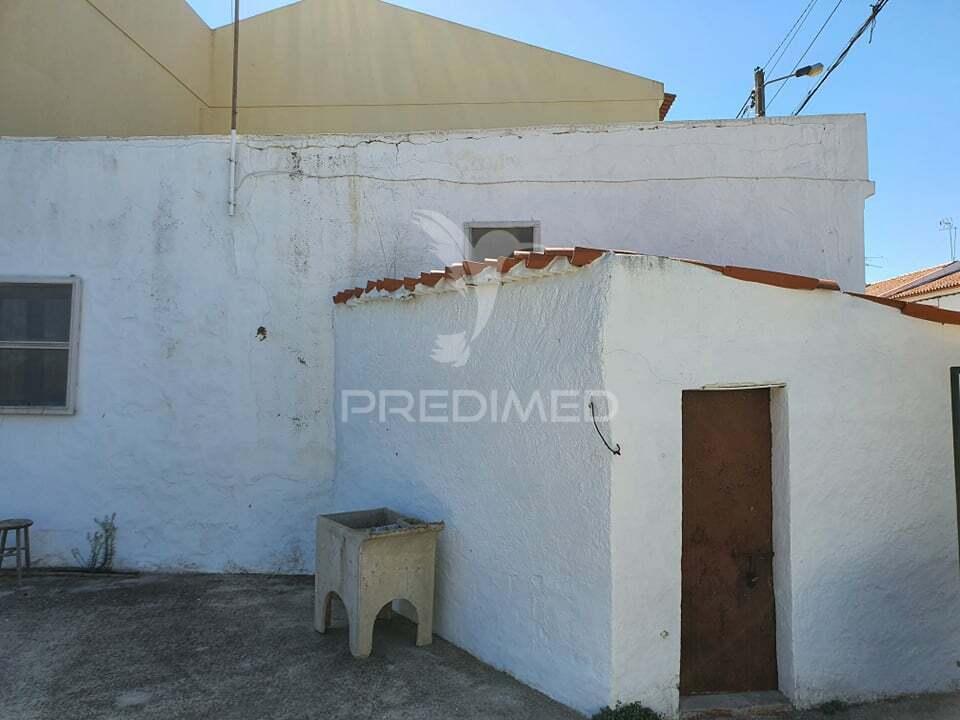 Casa de rés do chão com quintal, sousel.
