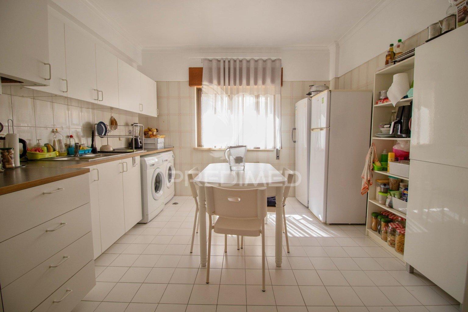 Apartamento t3 com garagem cacilhas – almada